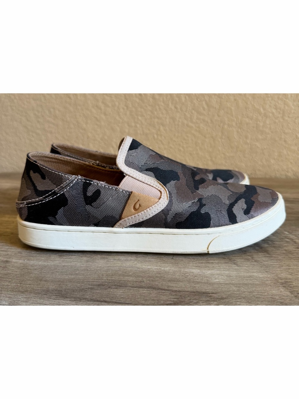 OluKai Pehuea Pa'i Womens slip-on sneakers gray and black camouflage Size 7.5